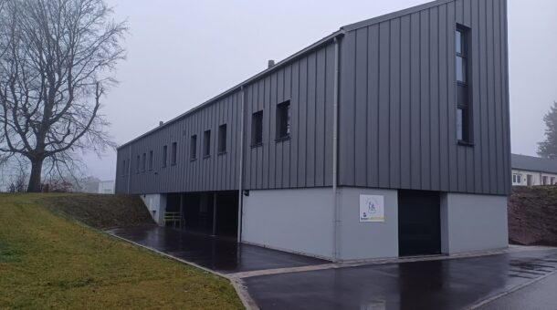 Construction d'un bâtiment accueillant des locaux pour un mouvement de jeunesse